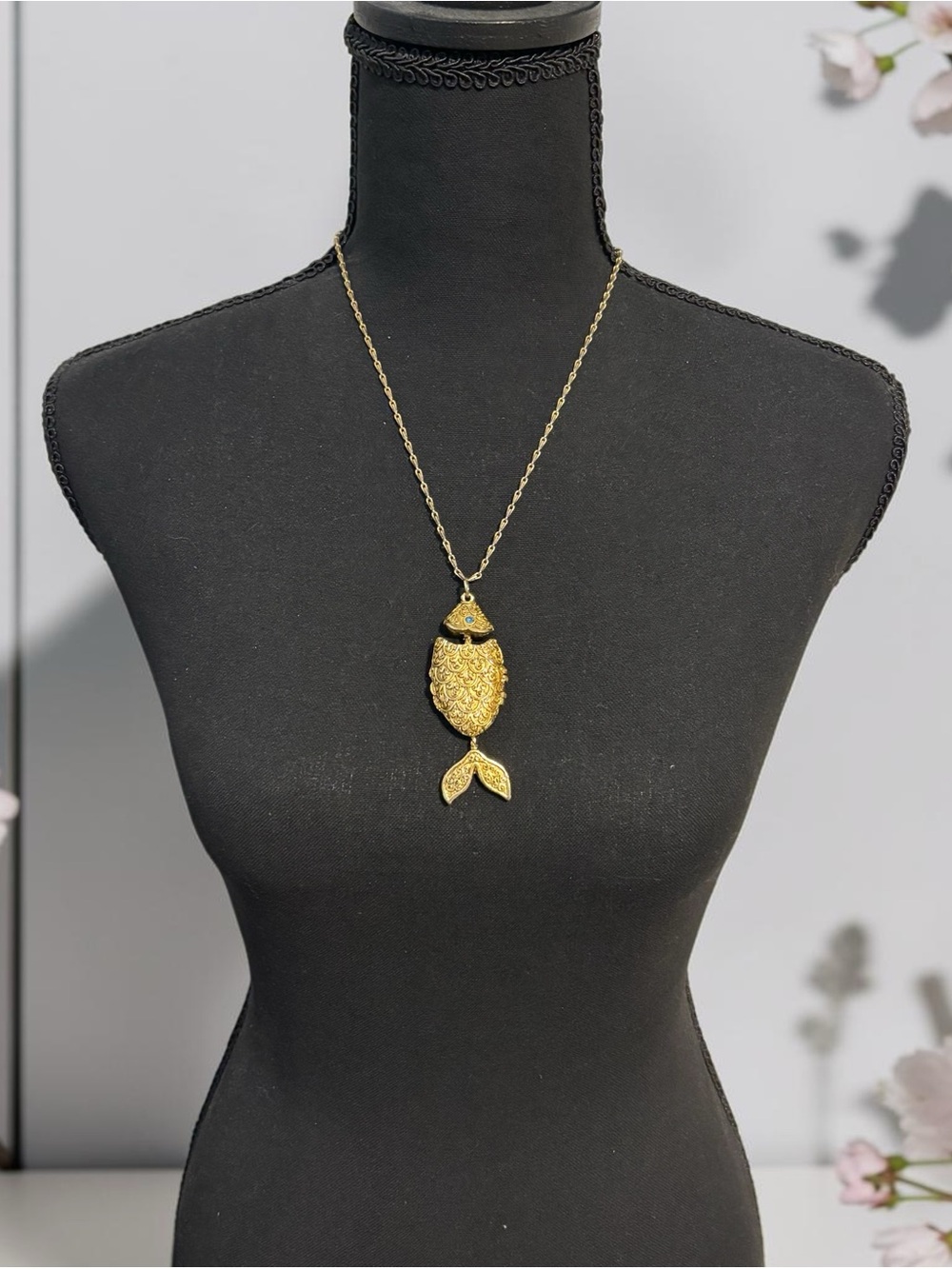 Max Factor Vintage Gold Fish Solid Perfume Pendant Necklace 20”